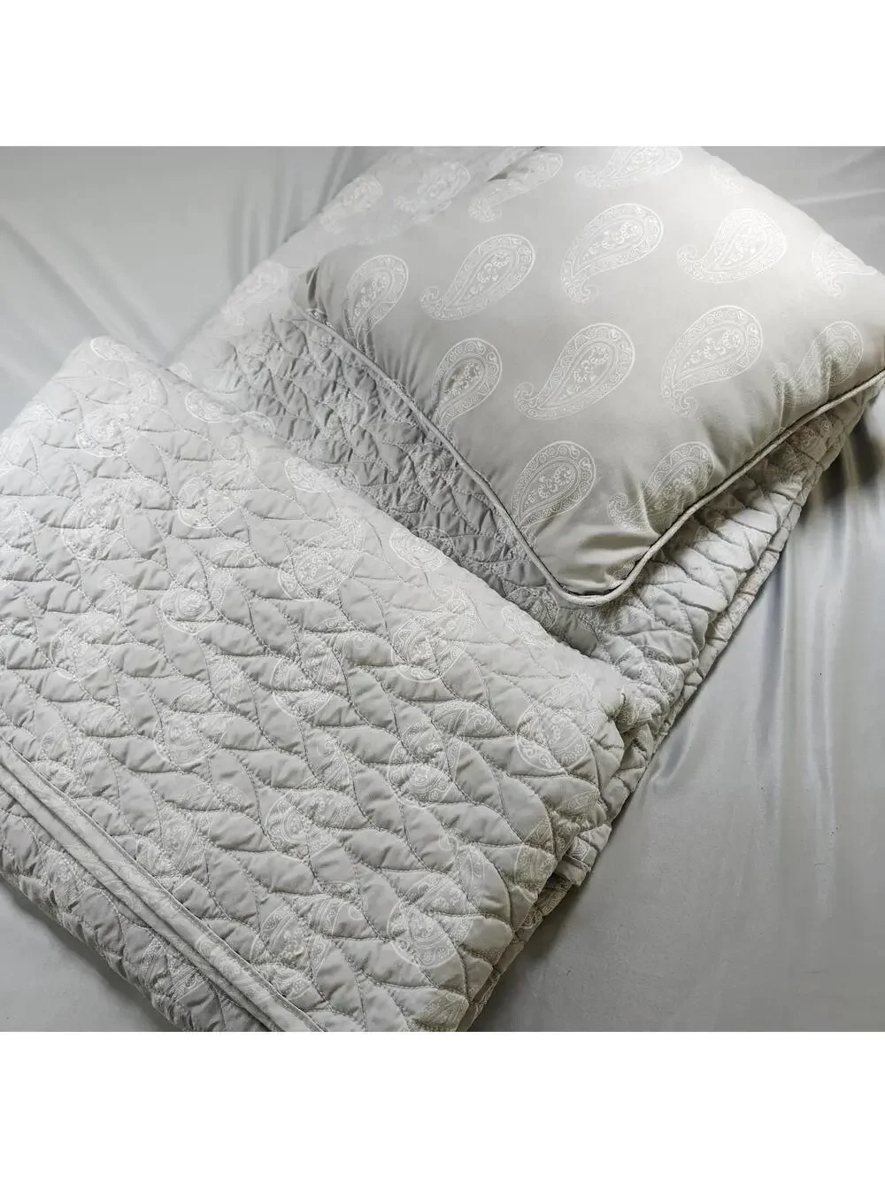 Artisan De Luxe Full Quilt and Matching Throw Pillow